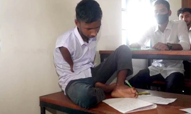 পা দিয়ে লিখে এসএসসি পরীক্ষা দিচ্ছে সিয়াম